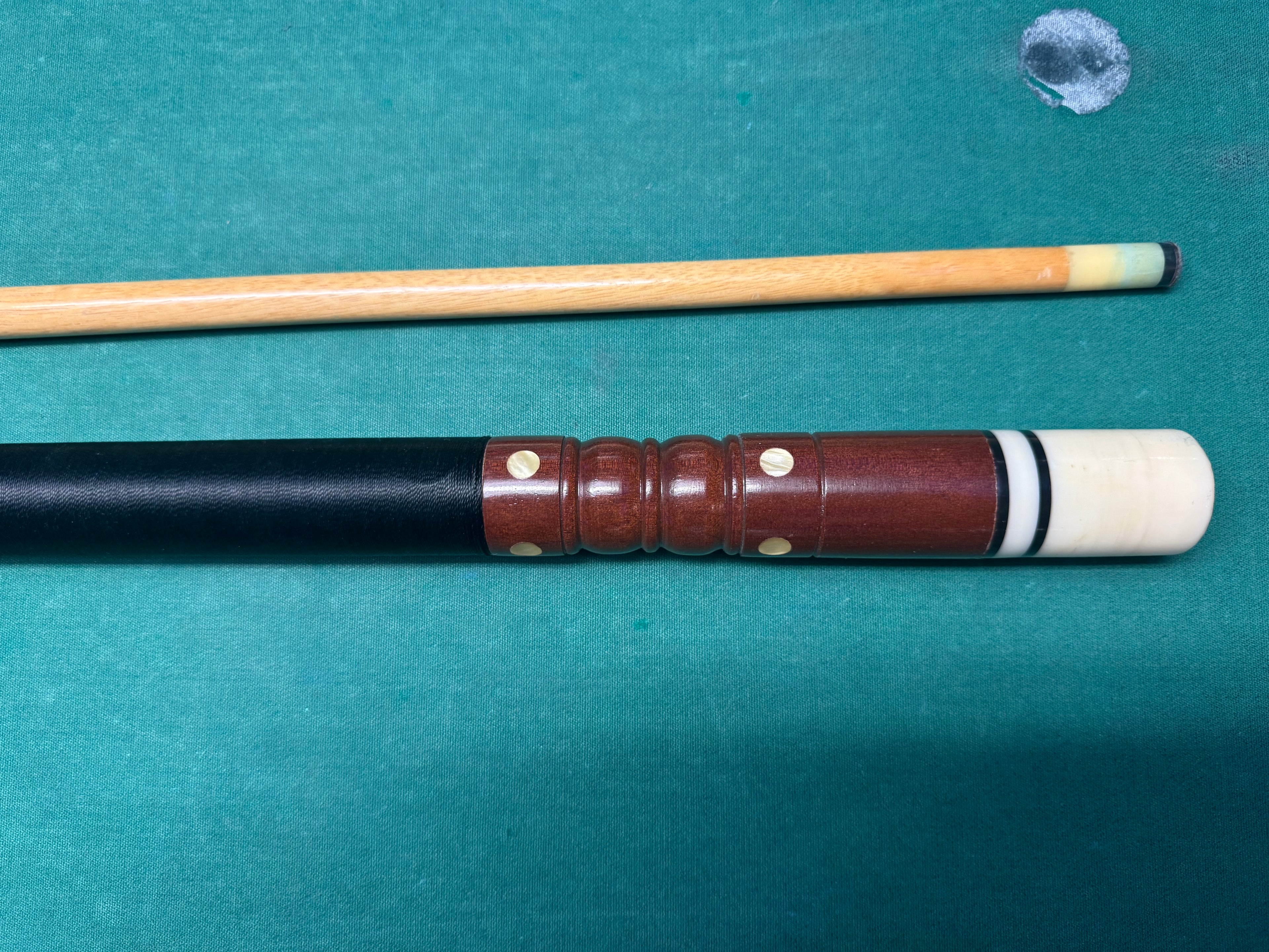 Hoppe-Style Butt with Decorative Turned Butt Sleeve Cue w/ Hard Case